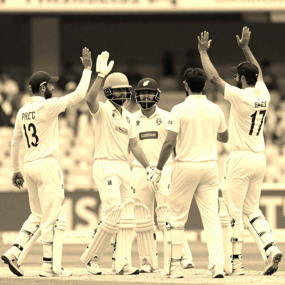 গালফের রাতে যে চুক্তি কেউ দেখে না: ফ্র্যাঞ্চাইজি ক্রিকেটের টাকা, শ্রম আর নীরব আঙুলের হিসাব