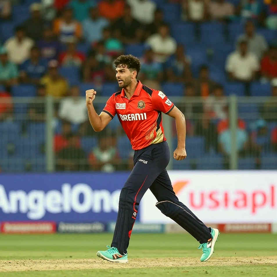 যিনি বিল দেন, তিনিই ক্যাপ্টেন বাছেন: প্যাকারের খাতা, গাভাস্কারের নীরবতা আর ক্রিকেটের ব্লকচেইন